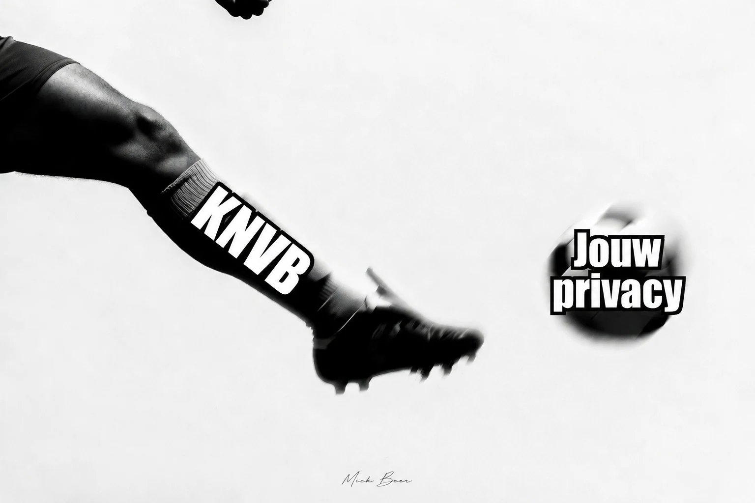 Zwart-witbeeld: een voetballer met het label KNVB schopt een bal weg met het label Jouw privacy.
