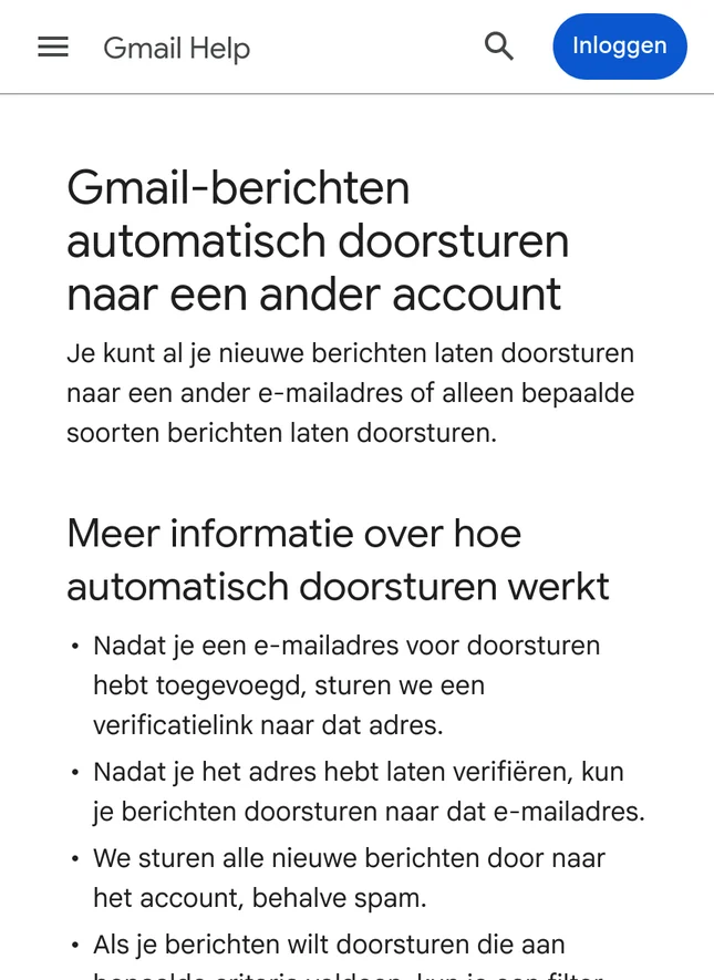 De hulppagina Gmail-berichten automatisch doorsturen naar een ander account op support.google.com, op een telefoon, met uitleg dat Google eerst een verificatielink stuurt naar het nieuwe adres.