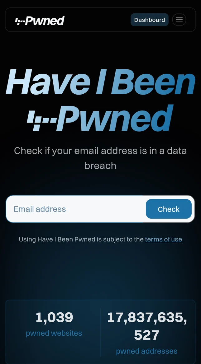 De startpagina van Have I Been Pwned op een telefoon: een invulveld Email address met de knop Check, en daaronder de tellers van het aantal gelekte websites en adressen.